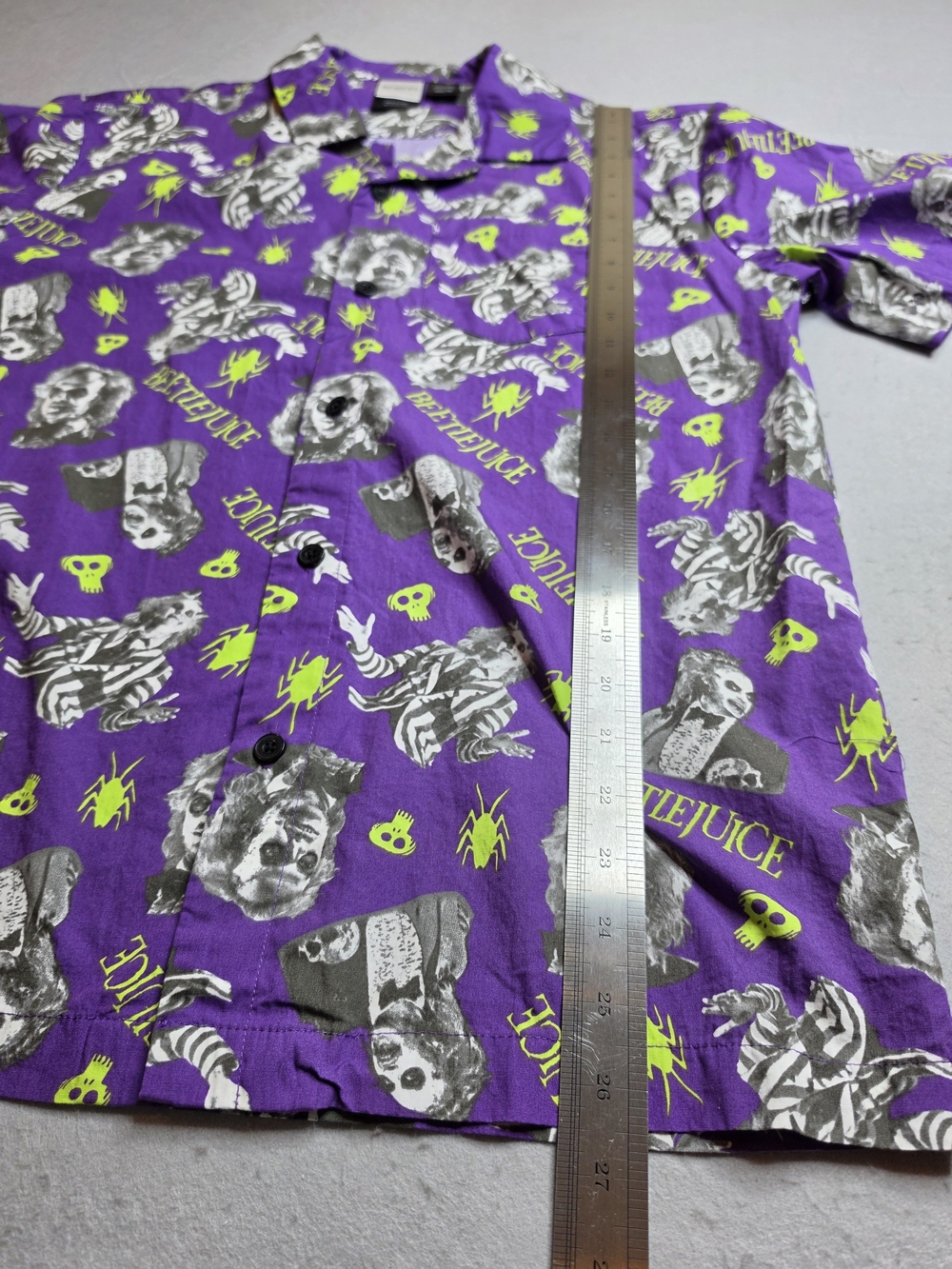 Beetlejuice Men's Purple Graphic Camp Shirt Size Medium Pattern All Over - Picture 5 of 7